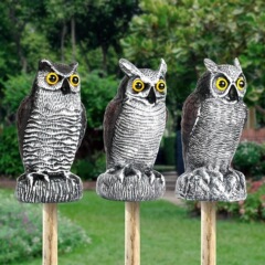 現物工場のフクロウの餌は鳥の偽フクロウのかかしの屋外の花園のベランダの廊下のプラスチックをびっくりさせます。