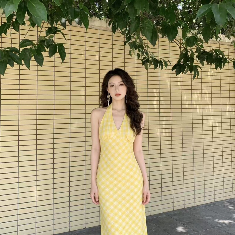 French-Style Summer Dopamine Yellow Plaid V-Neck Halter Neck Strap Dress for Women, Perfect for Seaside Vacation, Stunning Long Dress French-Style Summer Dopamine Yellow Plaid V-Neck Halter Neck Strap Dress for Women, Perfect for Seaside Vacation, Stunning Long Dress