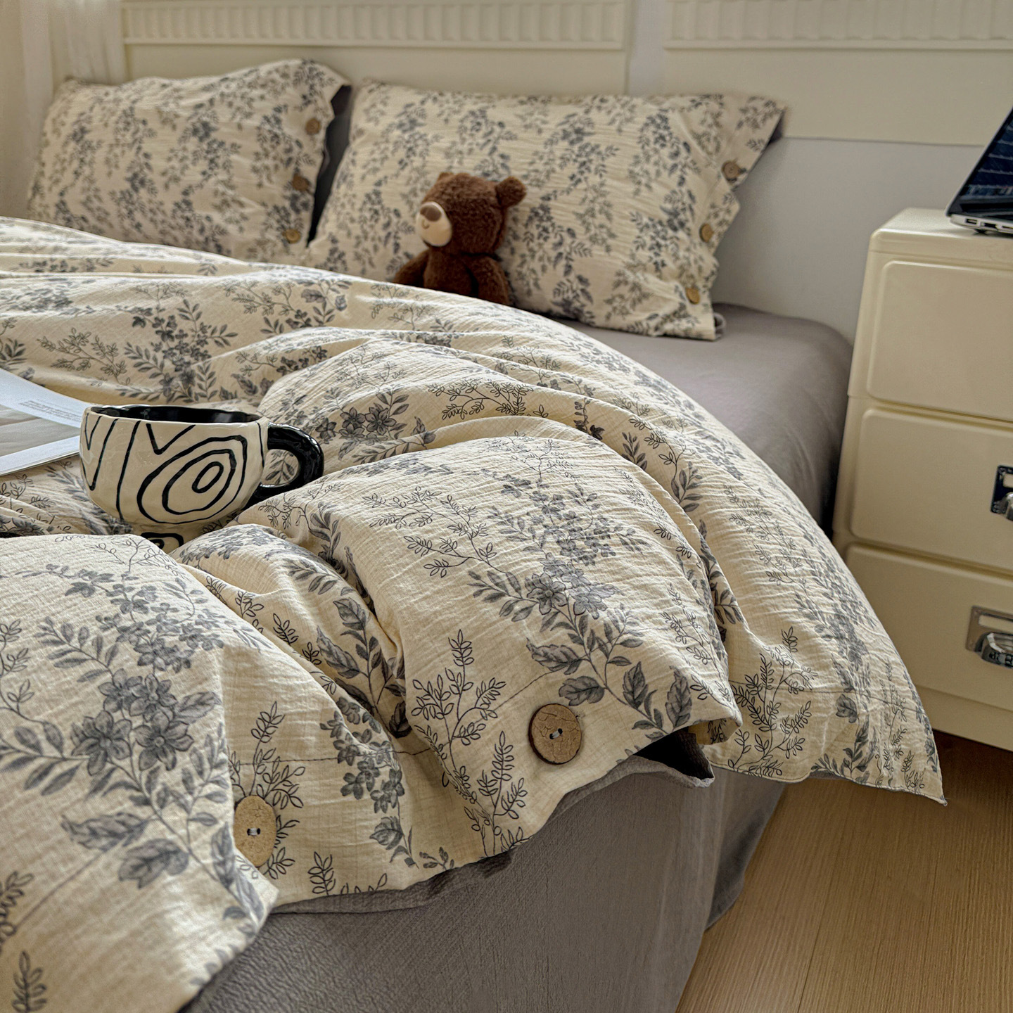 Classe A algodón bruto lino de cuatro piezas retrógrado botones de flores sábanas de algodón cubierta de cama de tres piezas conjunto de ropa de cama