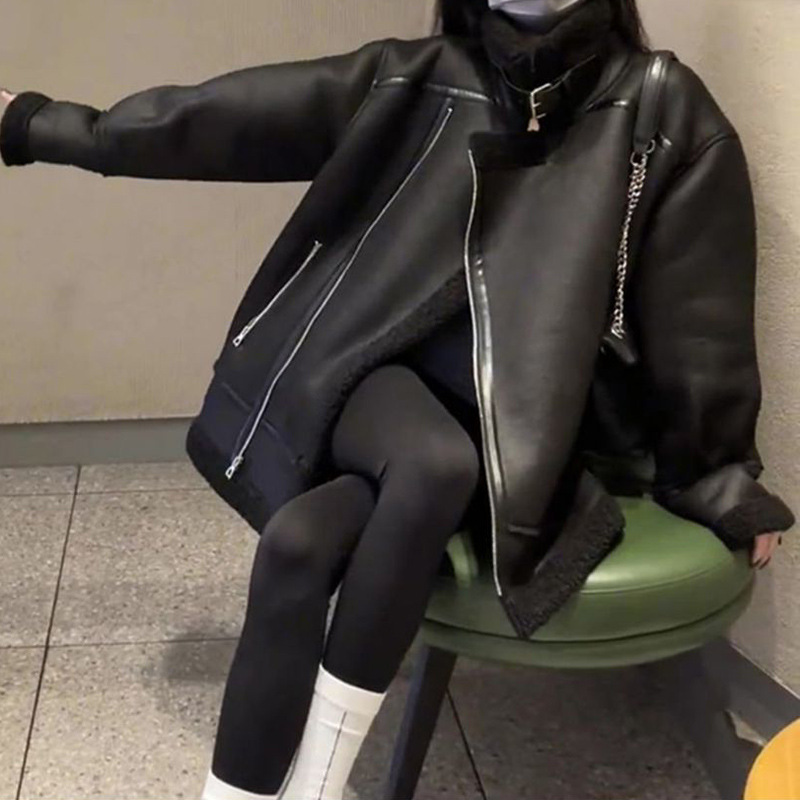 High-End Black Lamb Wool Short Outwear for Women in Autumn and Winter, Elegant Fur All-In-One Motorcycle Jacket, Trendy Top