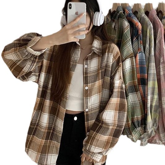 実際に日韓のレトロな格子のシャツの女性の外で長袖のシャツのコートの上着のゆったりしている設計感の長袖のコートをたたきます。