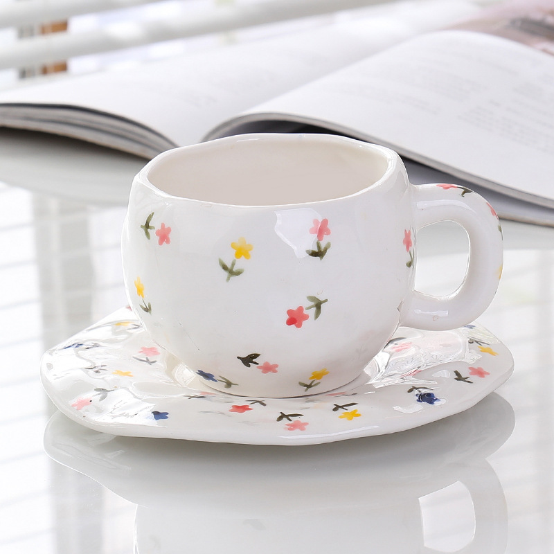 Estilo coreano inswind mano flor cerámica taza de café y plato conjunto taza de té de la tarde pequeñas flores pintadas a mano taza un plato