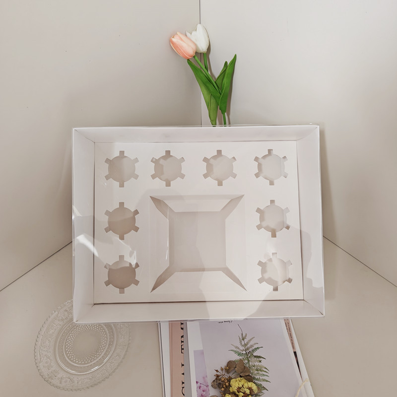 33*25,4*12,7 cm (inserto lateral) * Cubierta transparente de cartón blanco