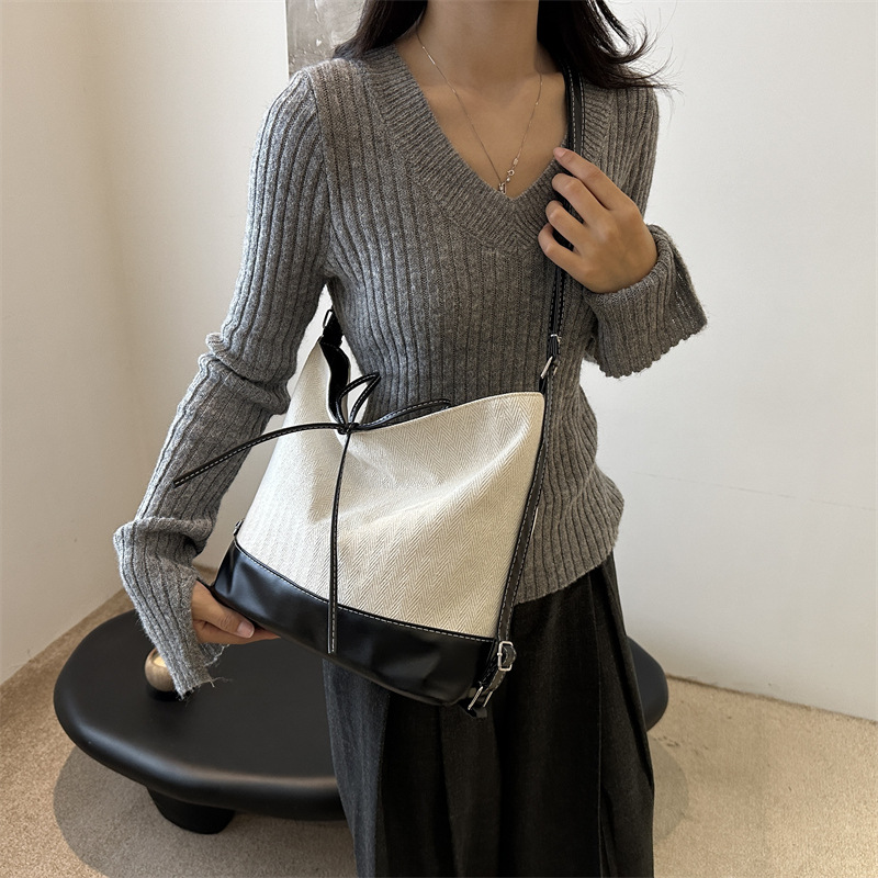 Bolsa de lona de gran capacidad coreana para mujeres 2024 nuevo estilo estilo de moda bolsa de estilo de escuela bolsa especial bolsa de cubo de hombro casual