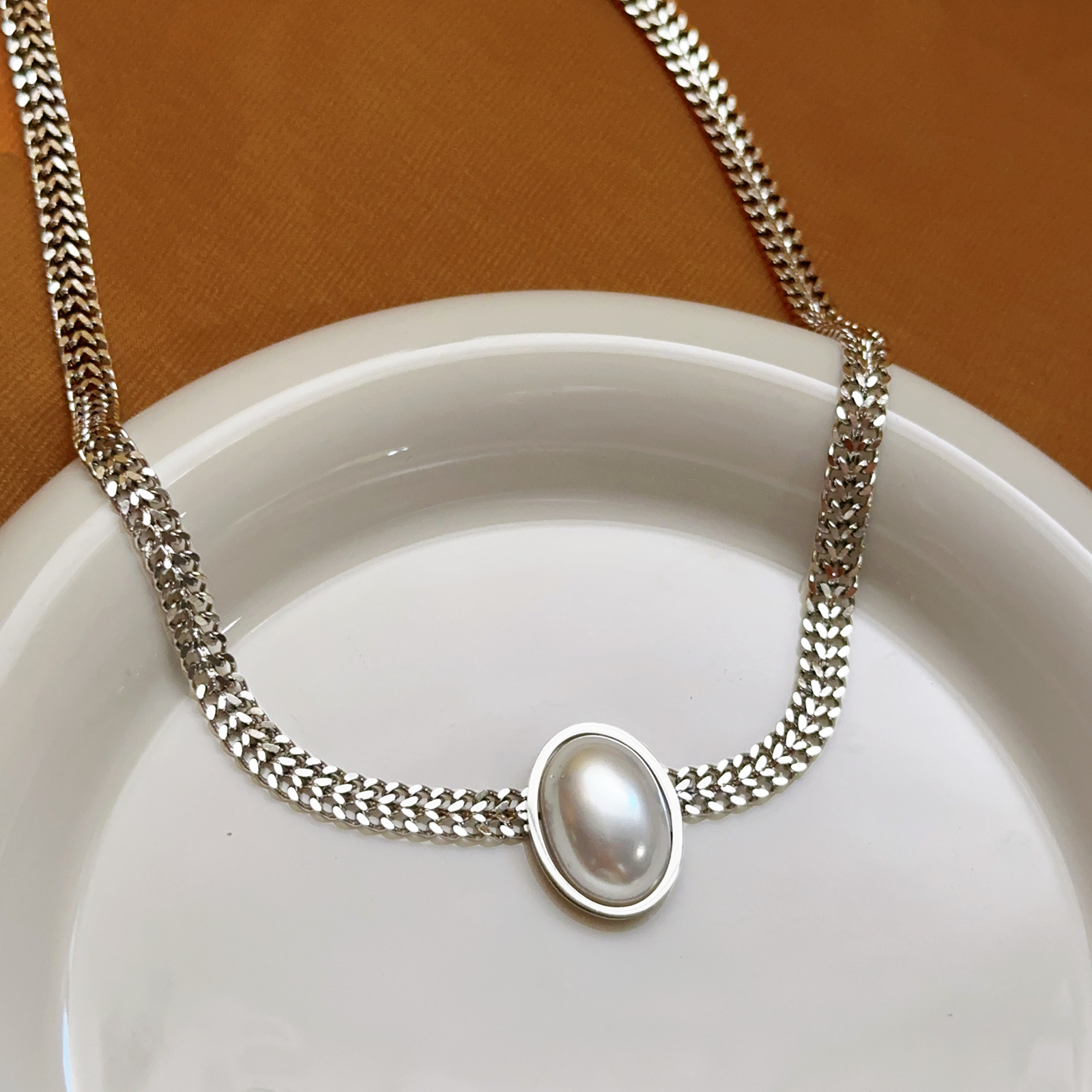 Traje de joyería de acero de titanio transfronterizo para mujer, temperamento retro, sentido de alta gama, sin decoloración, joyería de perlas de nicho al por mayor