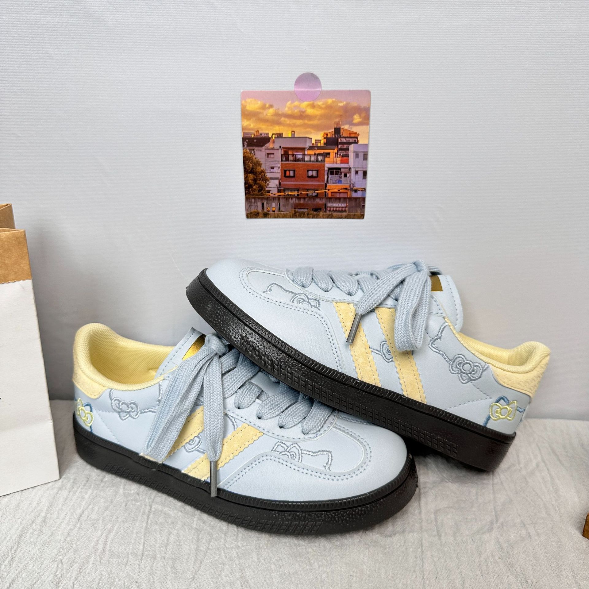Yuanbo 2025 primavera y verano, el nicho no golpea los zapatos de entrenamiento alemanes, los nuevos zapatos blancos lindos para mujer, los zapatos casuales para mujer