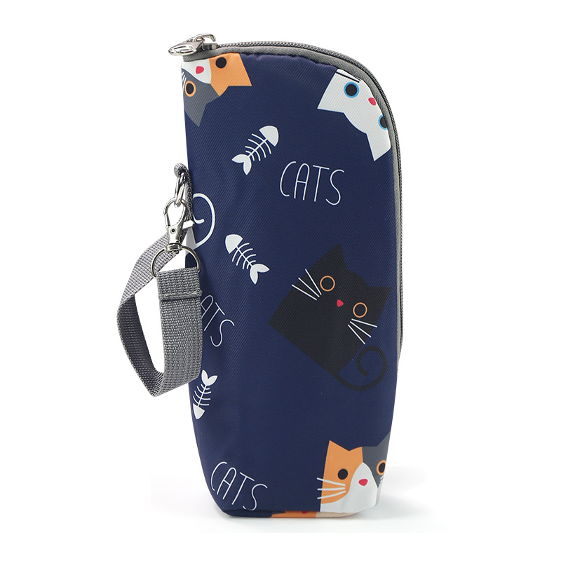 파란색 배경에 새끼 고양이