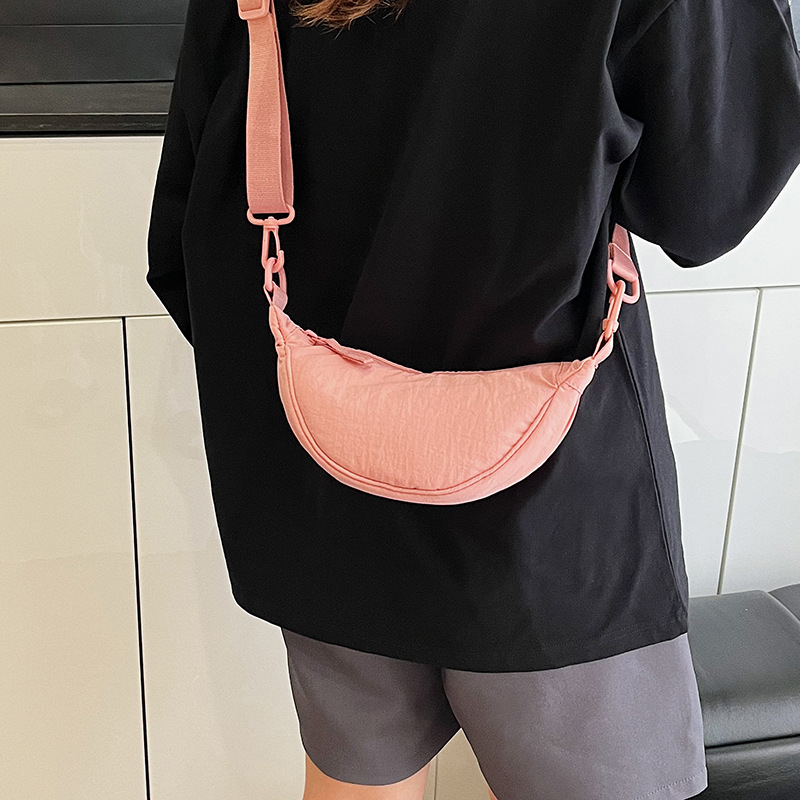 时尚休闲女斜挎包新款单肩尼龙饺子包女士挎包简约轻便小布包包