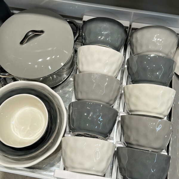 Kangmo Premium Gray Hand-Crafted Textured Bowl and Plate Set, Solid Color High-End Household Ceramic Dinnerware Set, Complete Set for Gift Wholesale Kangmo Premium Gray Hand-Crafted Textured Bowl and Plate Set, Solid Color High-End Household Ceramic Dinnerware Set, Complete Set for Gift Wholesale