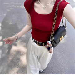 四角い襟の半袖ニットの赤いtシャツの女性の夏2025の新型のギャルは身を修めて底の独特な絶美の短い上着を打ちます。