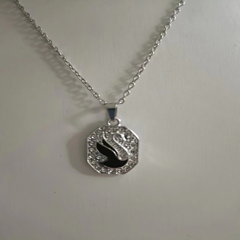 Collana elegante con micro inlay a forma di cuore e goccia_voghion.com