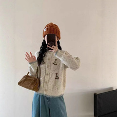 甘いスタイルの刺繍花ニットルーズカーディガン女性のための新しい秋と冬のレトロなソフトワックスセータージャケット痩身トップ