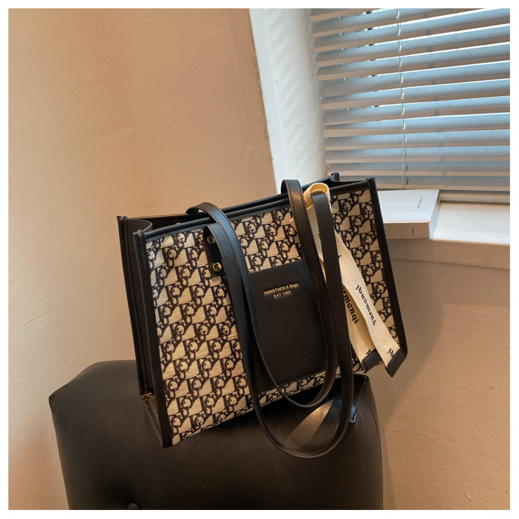 2023 New Hot Selling Large Capacity Bag Women's Versatile Commuting Shoulder Bag Fashionable and High Quality Retro Handheld Tote Bag_voghion.com
