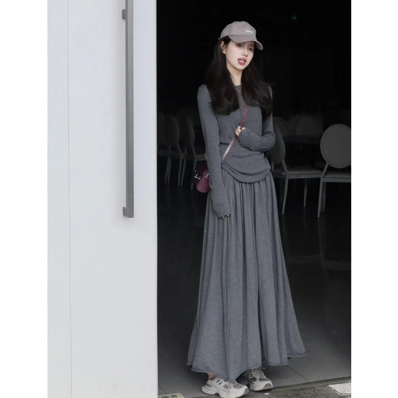 小柄でおしゃれな韓国ドラマは新型の女性服の春の新作感とスカートのセットを着ています。|undefined