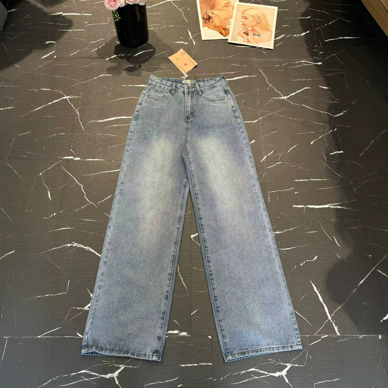 M brand 2026 autumn/winter new collection: women’s denim pants with lettered leather patches on the back pockets, featuring multiple pockets and a long design