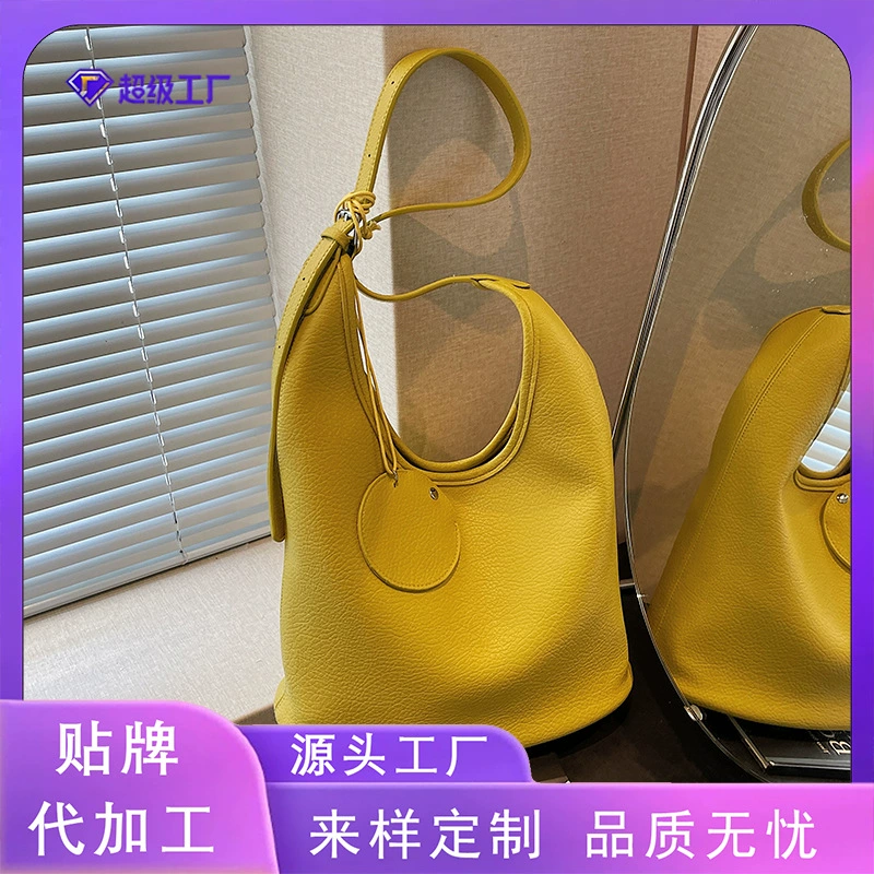 Корейская стильная простая вместительная сумка через плечо, новый стиль лета 2025, простая городская сумка-тоут с большой вместимостью, нишевая сумка под мышку.