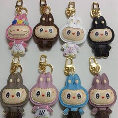 金属製のフェイクレザー車の鍵飾りキーホルダー、バッグの飾り、ラビュブ漫画風クリエイティブバッグ用小物ギフト
