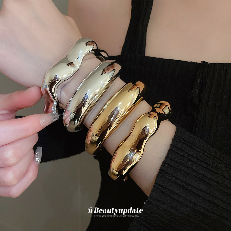 Pulsera de apertura irregular transfronteriza Pulsera de diseño de personalidad de nicho europeo y americano temperamento de moda joyería de sentido avanzado al por mayor