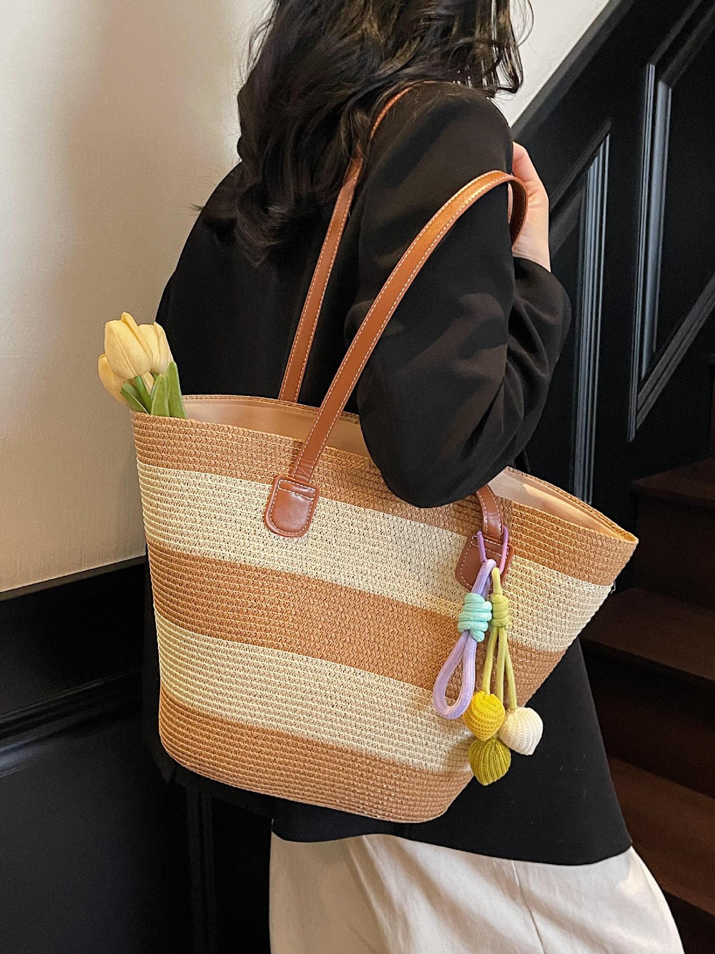 Bolsa de paja de tejido de mujer color de contraste balde de verduras canasta bolsa 2025 nuevo producto de vacaciones de verano en la playa bolsa popular