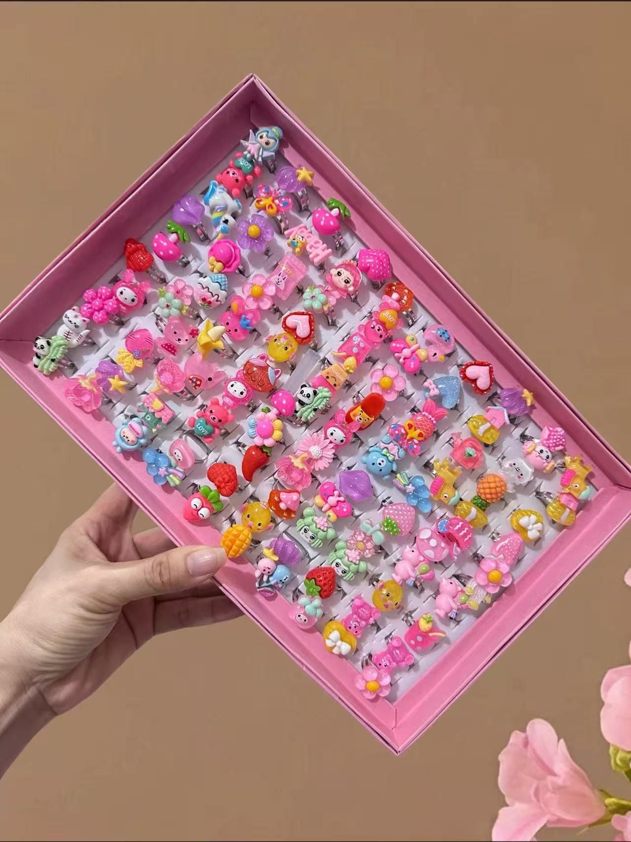 クロスボーダー子供の漫画の花の指輪の50個の箱の開口のつや消しのプラスチックの指輪の誕生日の贈り物の幼稚園