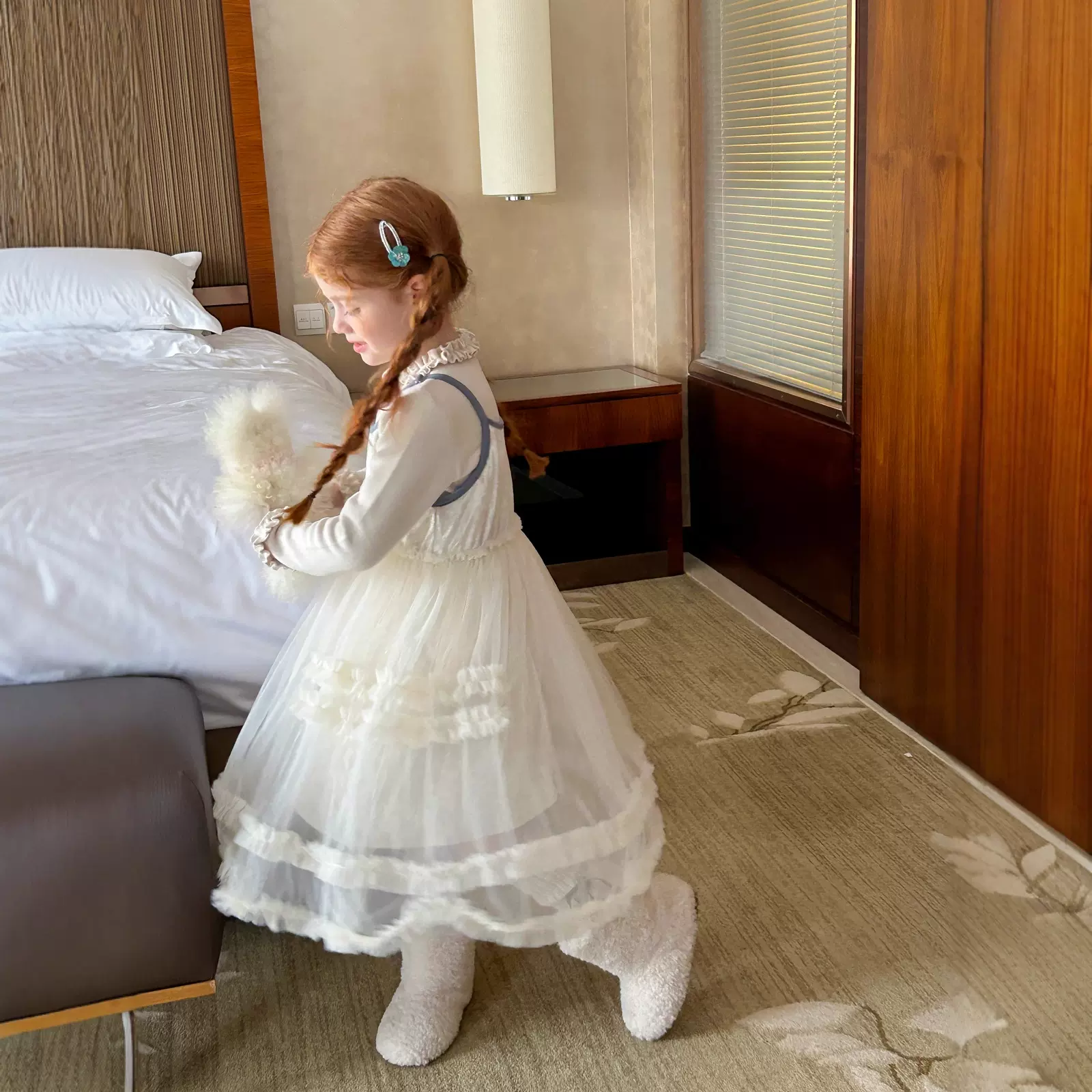 2025冬季新款加绒女童丝绒吊带拼接蕾丝纱裙连衣裙时髦洋气百搭