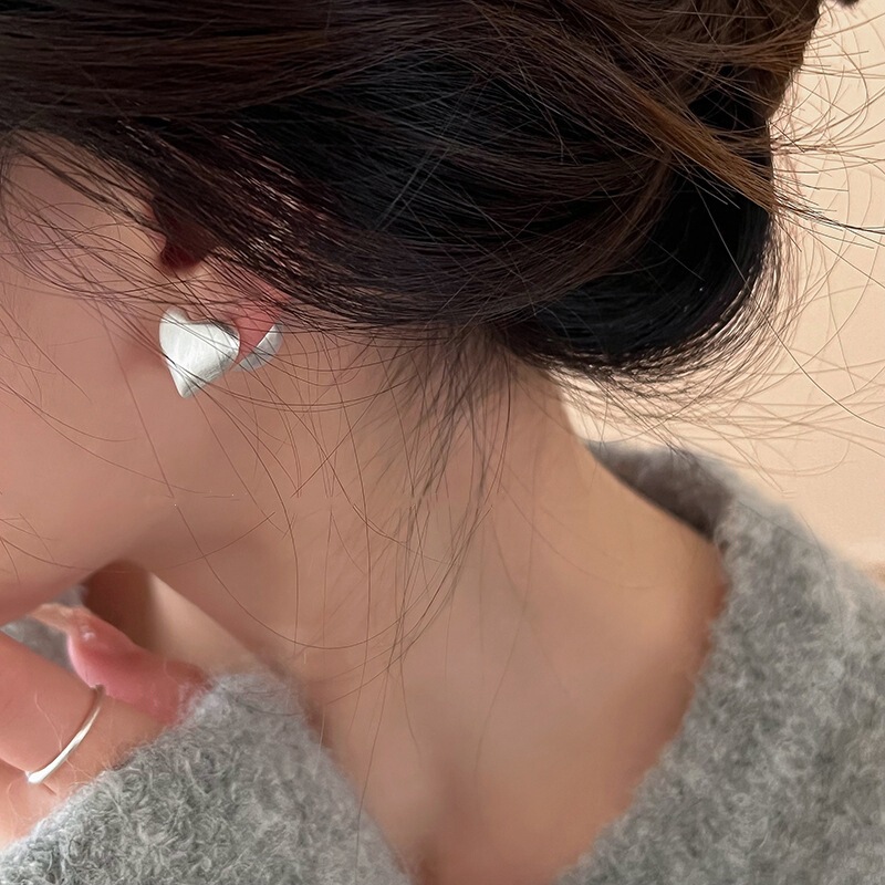 シルクの銀色の愛の真珠のピアスの女性の小さいデザインの高級感のイヤリングのレトロな気質の百合の甘い耳飾り|undefined