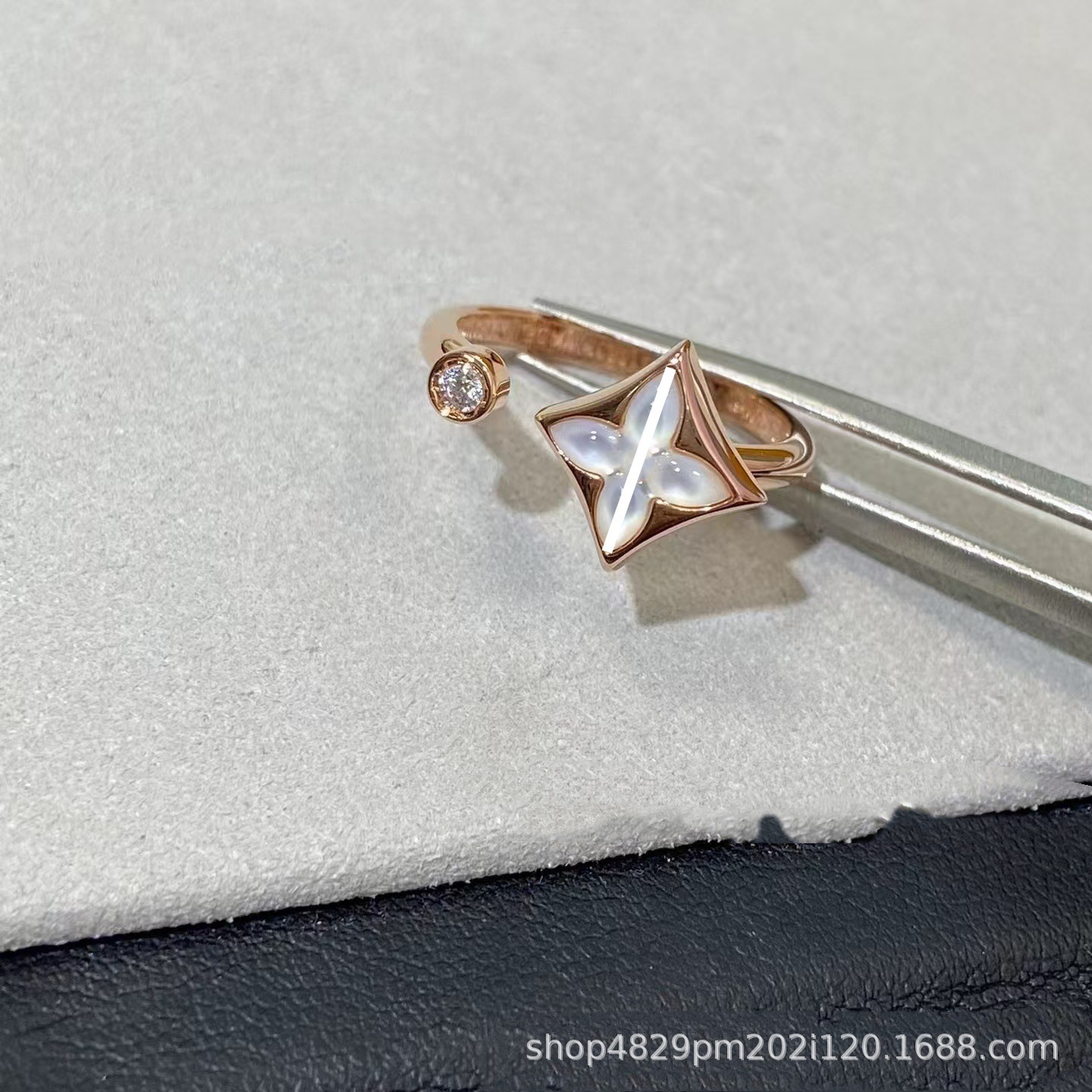 ロバの家四葉草四花五花ブレスレット女性用18Kローズゴールドメッキ軽奢菱形丸型白貝母ネックレスins