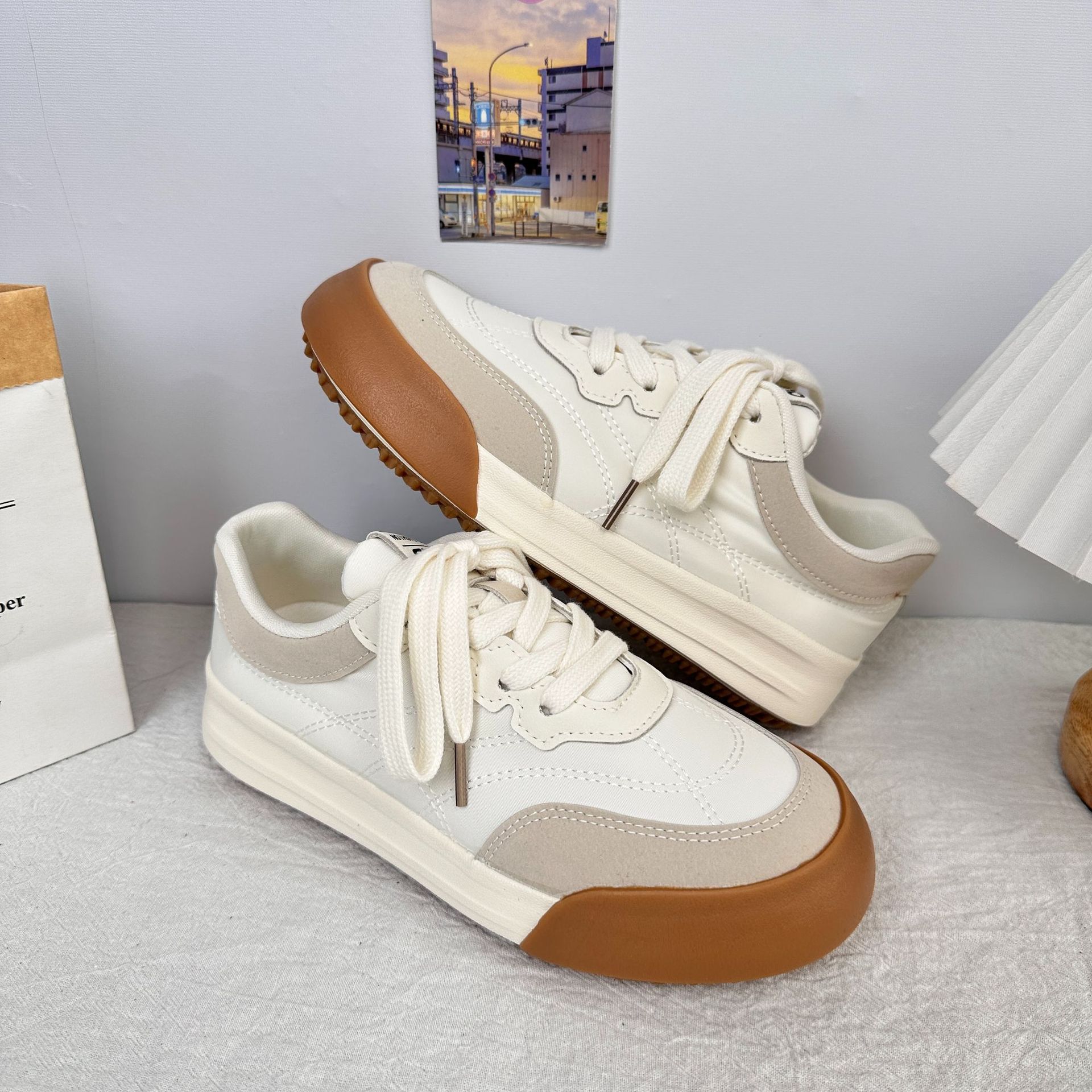 6648 zapatos blancos de suela gruesa para mujer con falda 2025 primavera nuevo estilo diseño de nicho casual ligero, transpirable y versátil