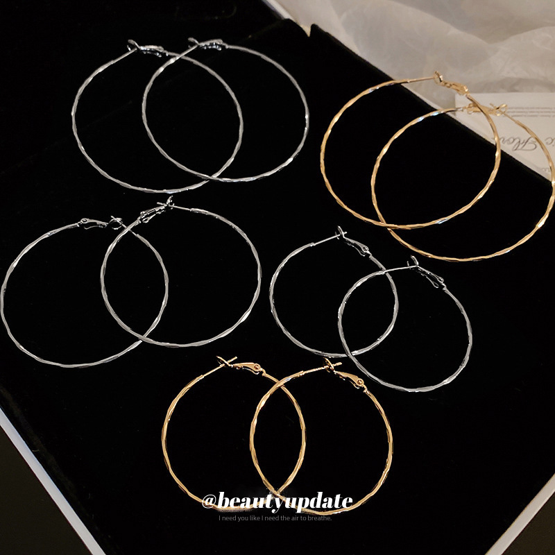 Pendientes brillantes de círculo de aguja de plata pendientes de anillo liso de estilo de metal personalizado pendientes de moda europea y americana simples pendientes de todo fósforo para mujeres