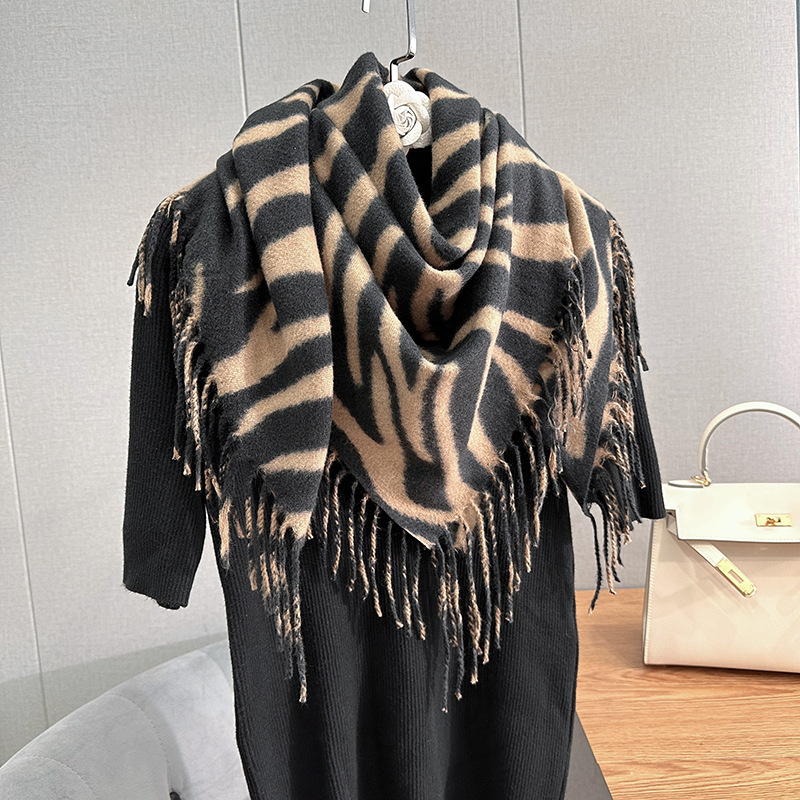 Nicho dulce cool clásico europeo y americano retrógrado impresión de leopardo bufandas de tendencia de otoño y invierno literatura y arte modelado bufandas de rayas de cachemira cuadrada