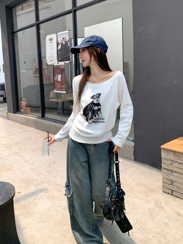 慵懒风白色小狗印花斜肩长袖T恤女2025年早秋露肩百搭松弛感上衣|undefined