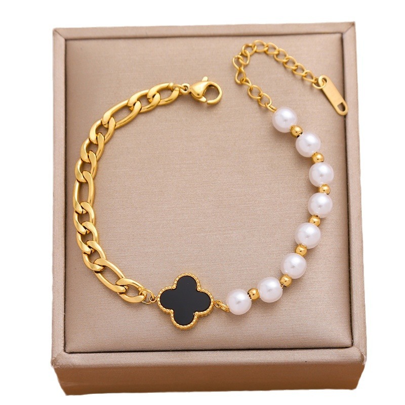 Brazalete de perlas de cuatro hojas transfronterizas de acero de titanio galvanizado al vacío para mujeres joyas de nicho exquisitas al por mayor venta caliente
