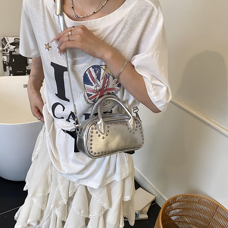 Transfronterizos de alta calidad remaches bolsos para mujeres 2025 nuevo ocio versátil mochila de moda bolsos de mano