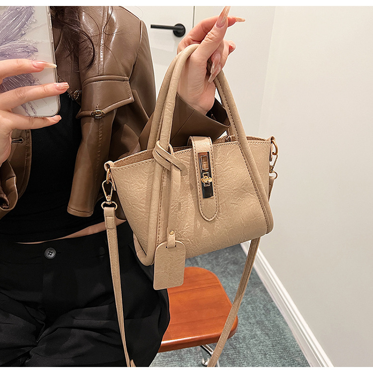 Women's Small Autumn&Winter Pu Leather Solid Color Vintage Style Lock Clasp Bucket Bag display picture 10