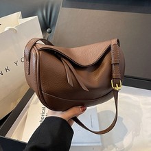 包包女2025春夏新款斜挎包休闲小包运动单肩包上课通勤日系饺子包