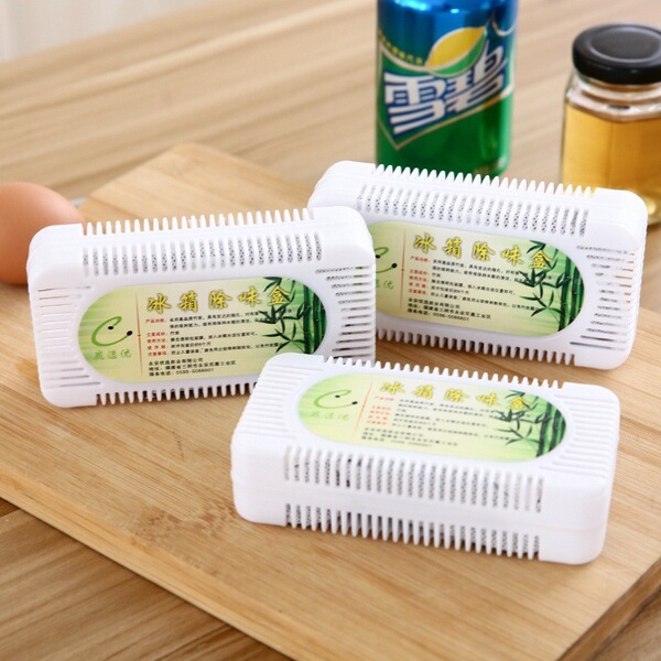 Refrigerator deodorizing box deodorizing the odor to remove odor…