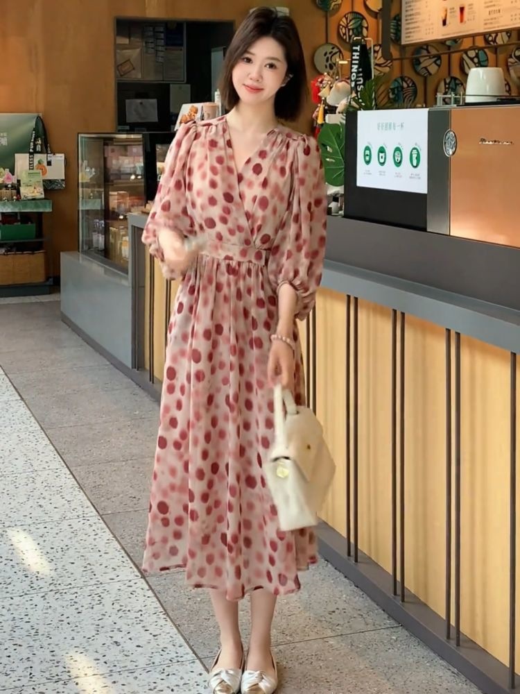 Đầm maxi nữ V cổ thắt eo chấm bi phong cách dịu dàng mùa hè 2026 — Đầm Red Wave Dot chi tiết 4