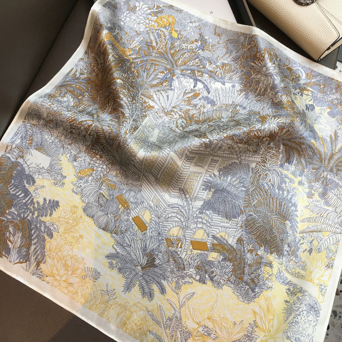 Primavera pequeña bufandas de seda ~ primavera y verano fresca sensación de reducción de la edad de las niñas coreanas pequeñas bufandas de seda de lujo ligero mujeres versátiles