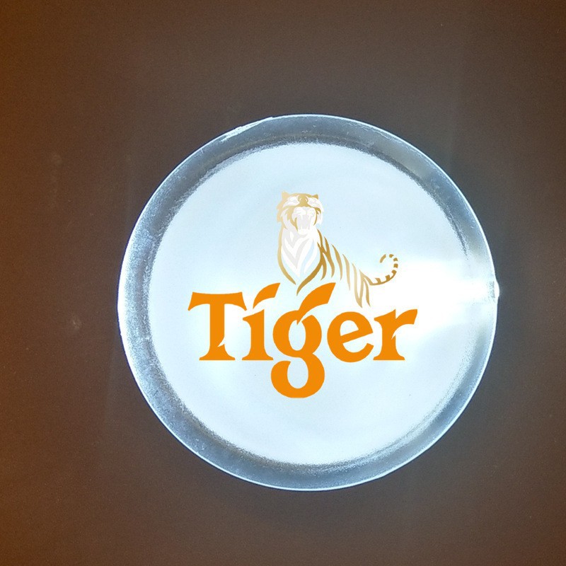 Insignia luminosa de acrílico del fabricante de dibujos animados actividad colgante insignia LED parpadeante luz insignia accesorios de concierto