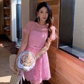 2024年春夏新款女装重工粉色水溶蕾丝短袖圆领连衣裙小心机送腰带