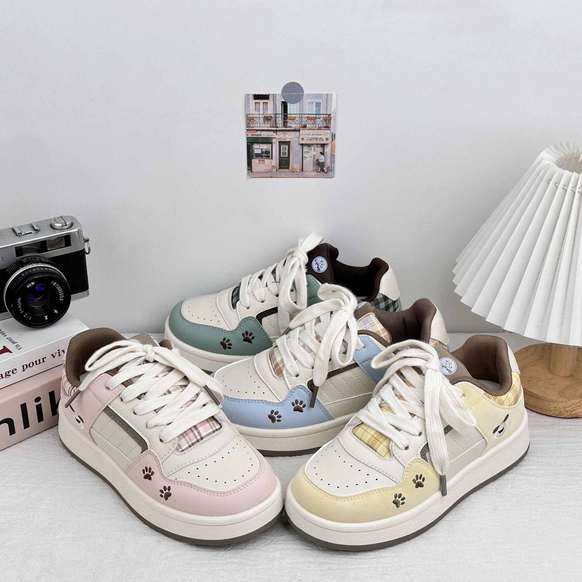 Zapatos blancos de fondo grueso para mujeres 2025 nuevos zapatos de skate casuales de primavera y otoño para estudiantes de nicho zapatos de pan