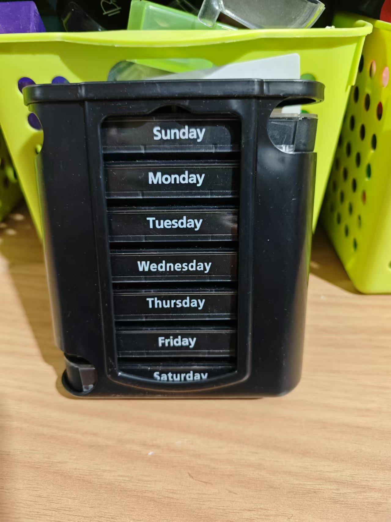 검정색; 플라스틱