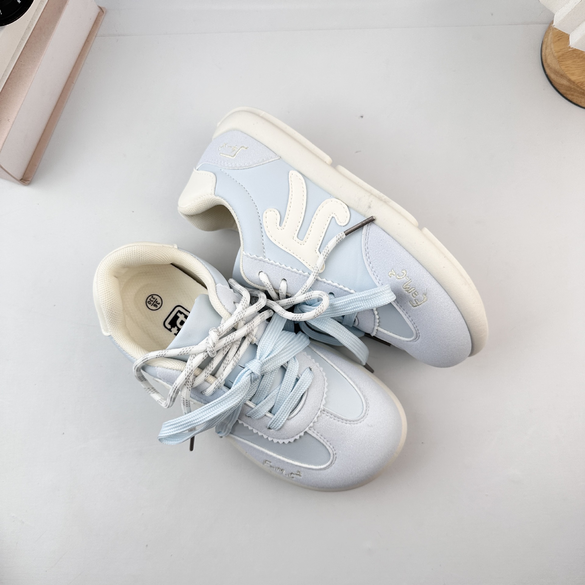 Yuanbo ligero zapatos de entrenamiento de Alemania para mujeres 2025 otoño nuevo estilo versátil coreano zapatos de lona para mujeres zapatos de skate casuales