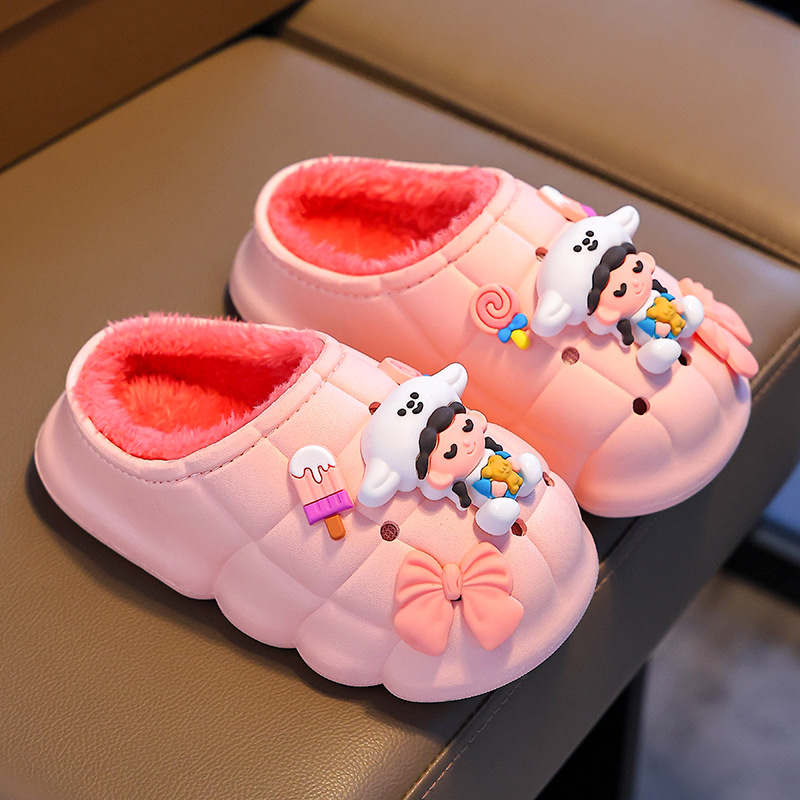 Otoño y invierno zapatillas de algodón para niñas para el hogar caliente y veludo impermeable a prueba de agua, zapatos de algodón para niños pequeños y medianos.