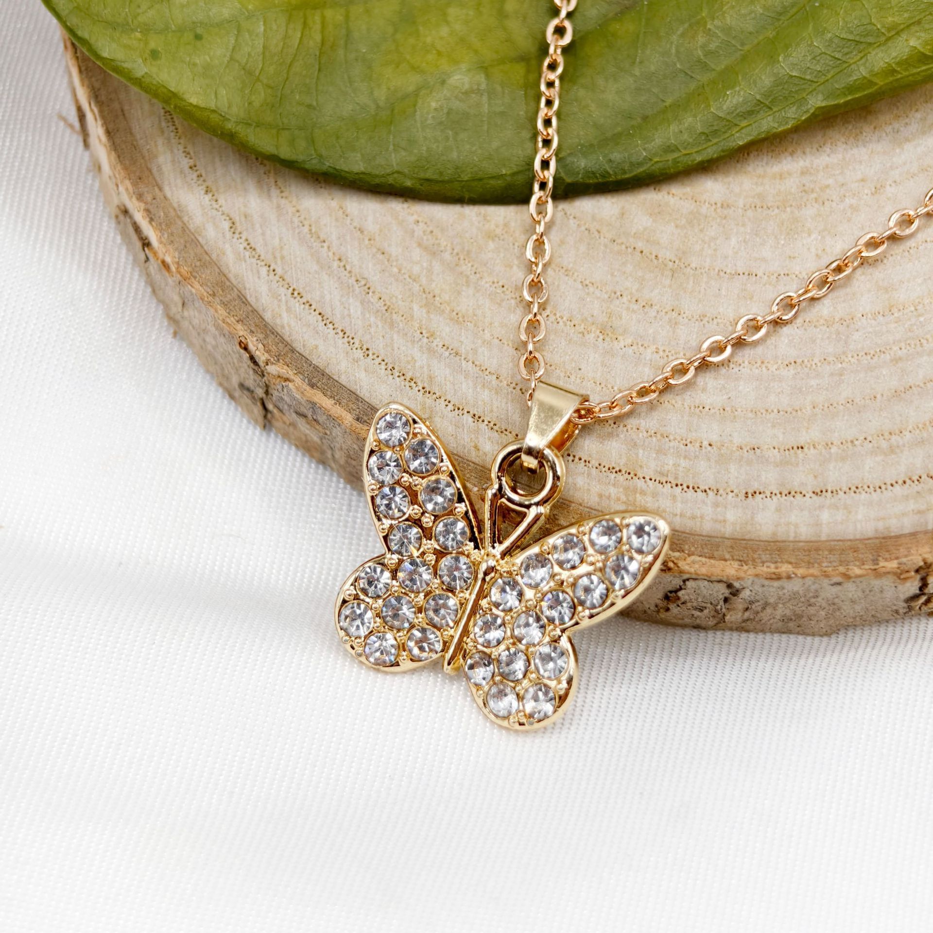 Collier papillon incrusté de diamants, un bijou tendance et très populaire en Europe et en Amérique. Pendentif au design moderne et original, idéal pour une clientèle féminine de niche._voghion.com