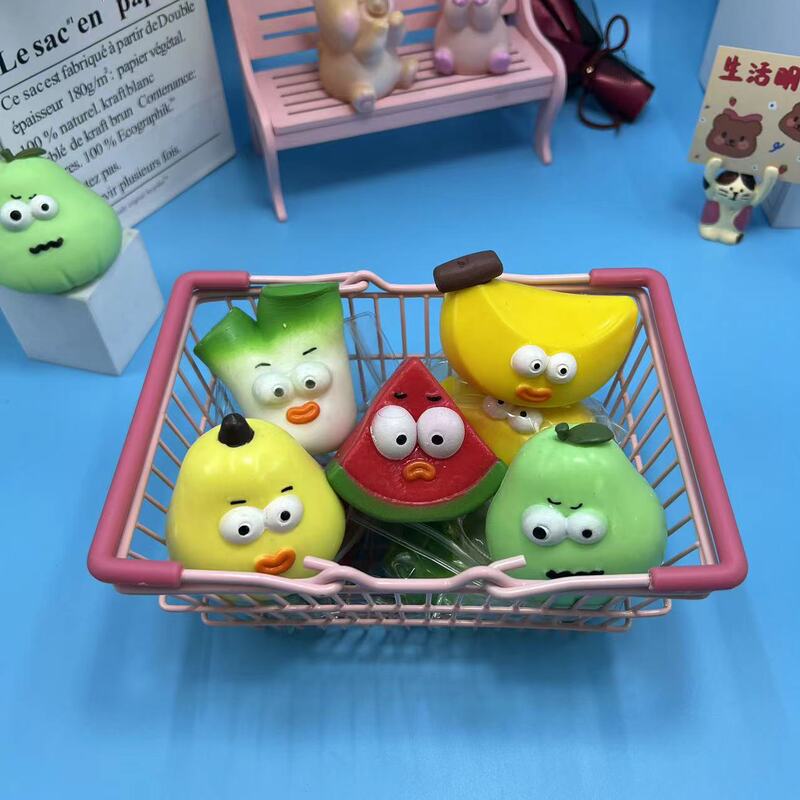 創意的な流体の果物と野菜は子供のおもちゃのナシをつまんで果物のバナナの泥感のスイカをシミュレーションします。|undefined