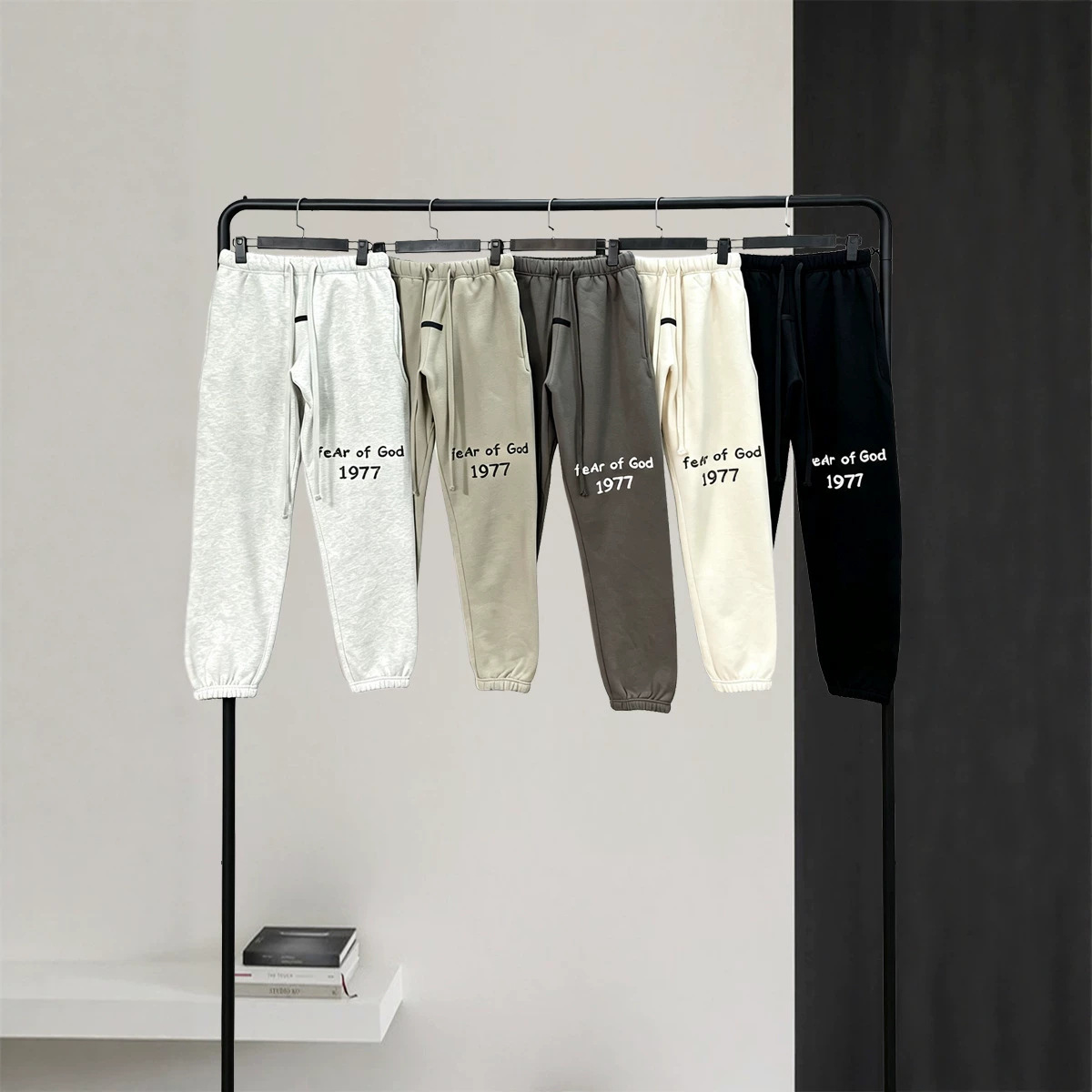 2026 New ESSETIALS Jogger Sweatpants FOG1977 Letter American High Street Style Men's and Women's Casual Fleece-lined Pants Autumn/Winter