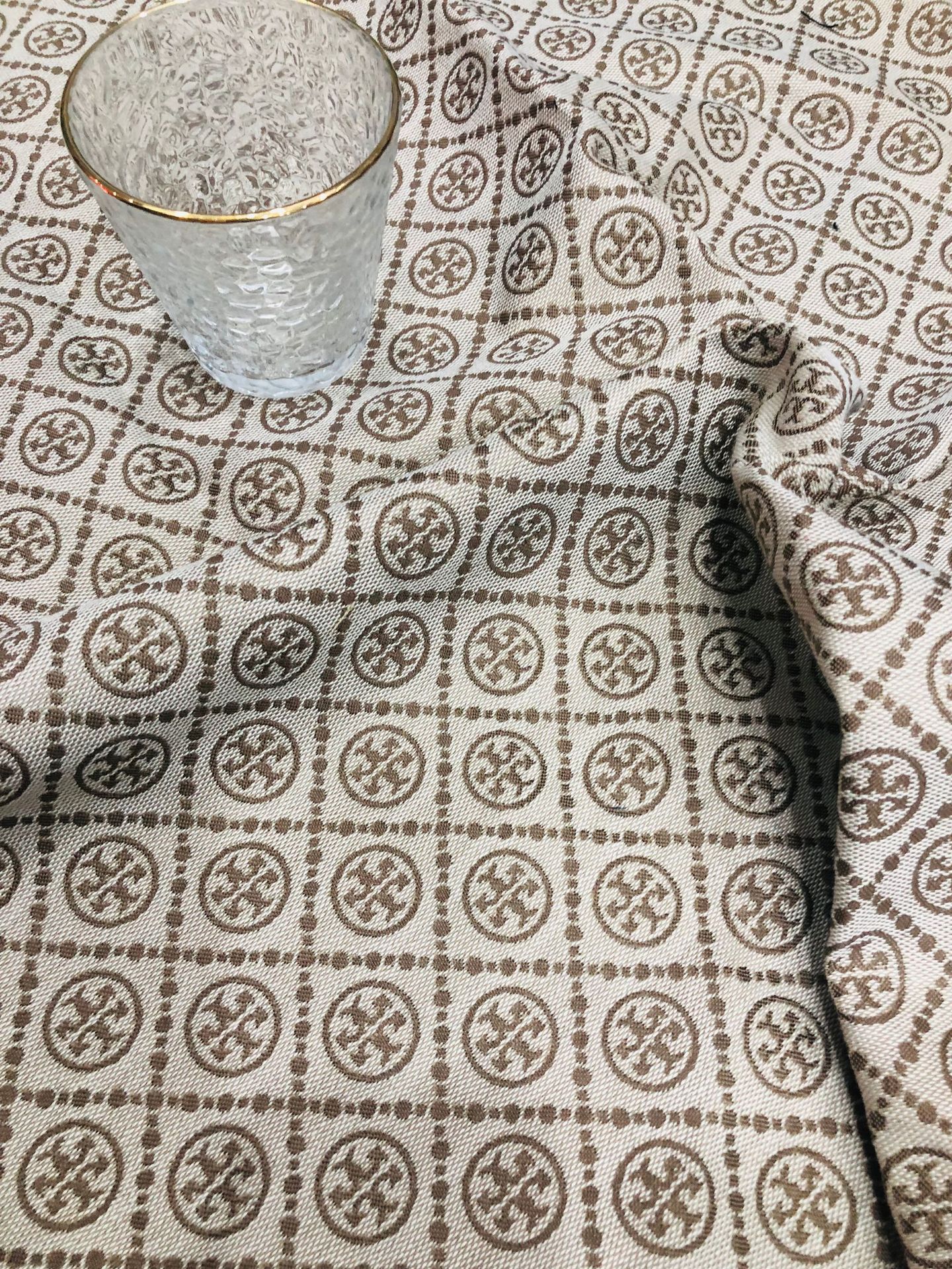 폭발적인 다크 브라운