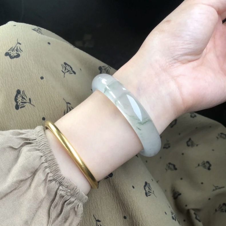 Vòng tay ngọc bích cao cấp tự nhiên màu xanh lá cây nhạt, đường kính trong 52–64 mm chi tiết 3