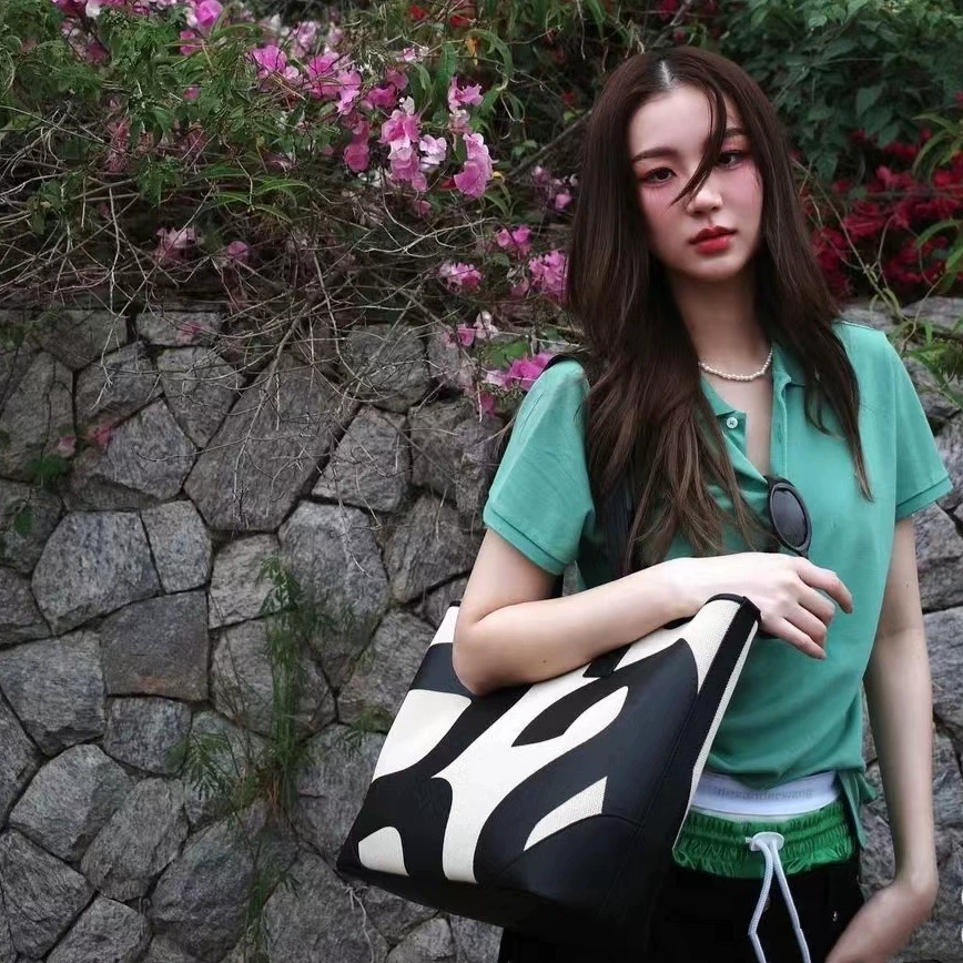 Capacious trend one-shoulder bag